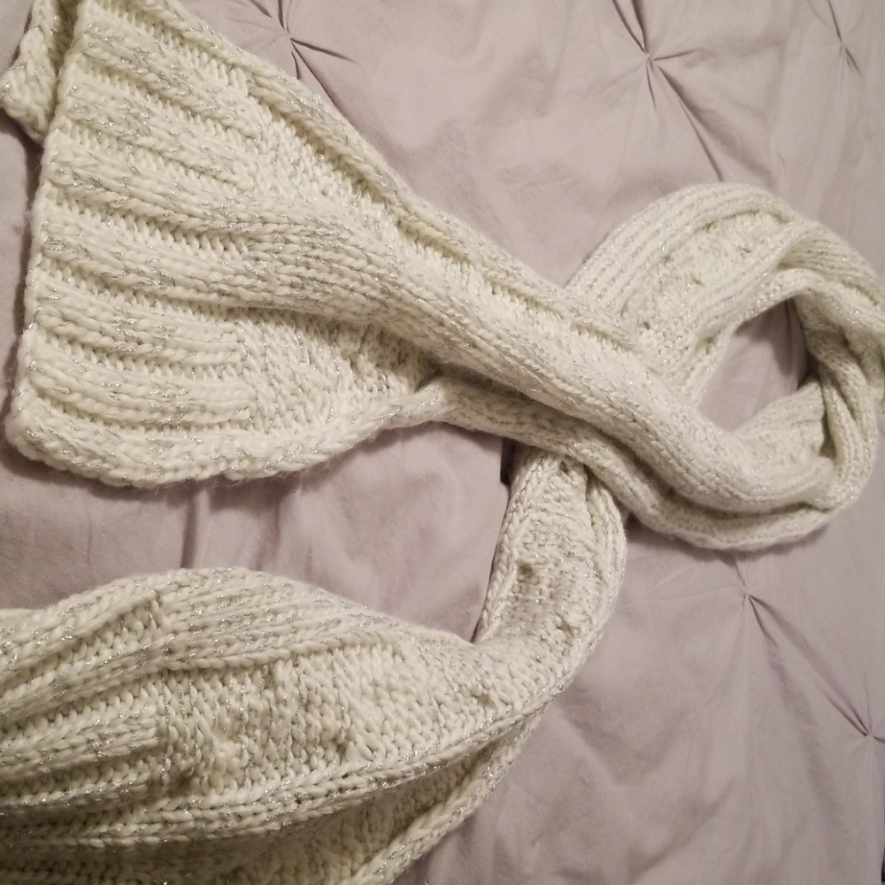 White knitted scarf with silver sparkle